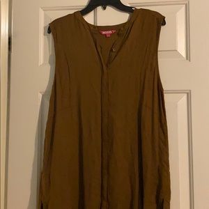 Brown sleeveless dress with buttons